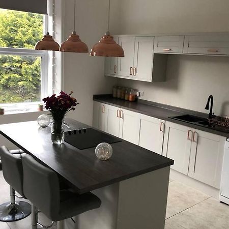 Stunning Bebington Maisonette - Large Private Drive And Entrance, Good Transport Links Екстериор снимка