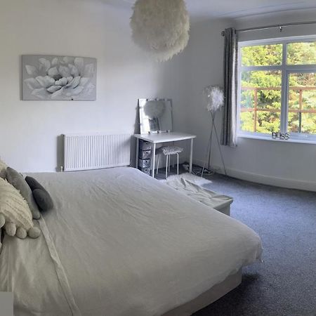 Stunning Bebington Maisonette - Large Private Drive And Entrance, Good Transport Links Екстериор снимка