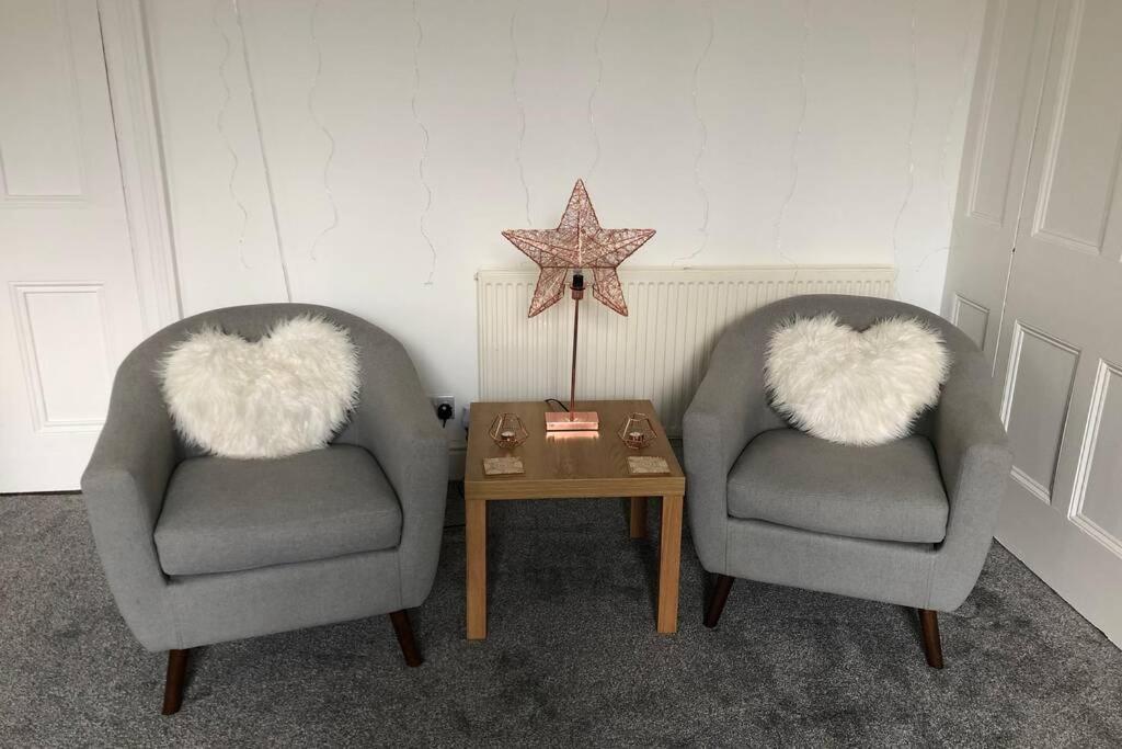 Stunning Bebington Maisonette - Large Private Drive And Entrance, Good Transport Links Екстериор снимка