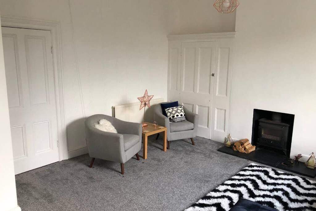 Stunning Bebington Maisonette - Large Private Drive And Entrance, Good Transport Links Екстериор снимка