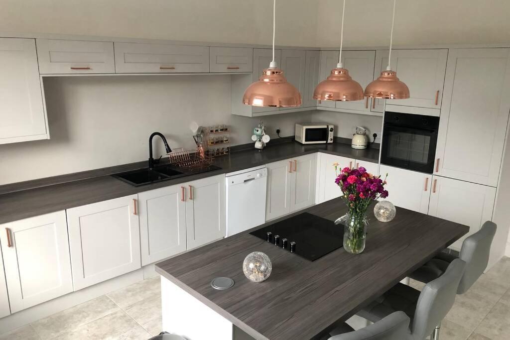 Stunning Bebington Maisonette - Large Private Drive And Entrance, Good Transport Links Екстериор снимка