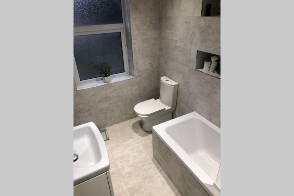 Stunning Bebington Maisonette - Large Private Drive And Entrance, Good Transport Links Екстериор снимка