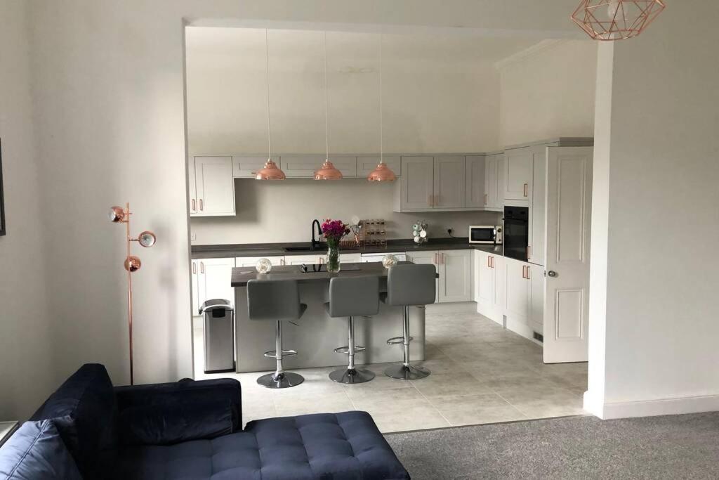Stunning Bebington Maisonette - Large Private Drive And Entrance, Good Transport Links Екстериор снимка