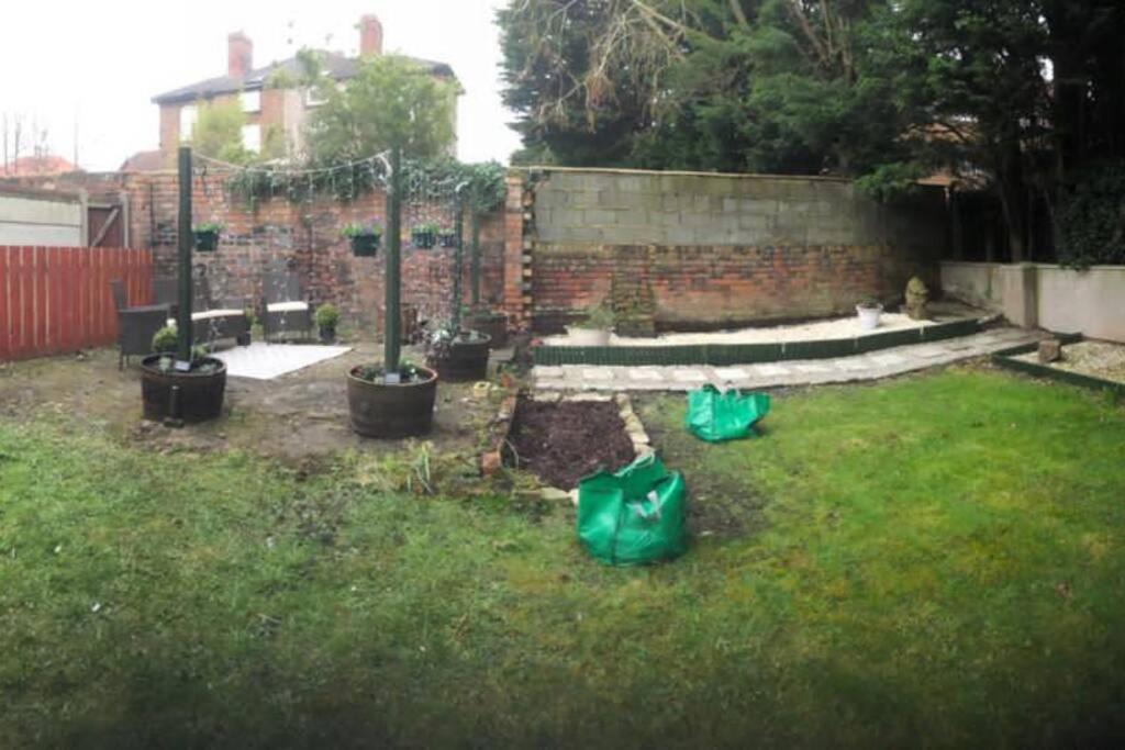 Stunning Bebington Maisonette - Large Private Drive And Entrance, Good Transport Links Екстериор снимка