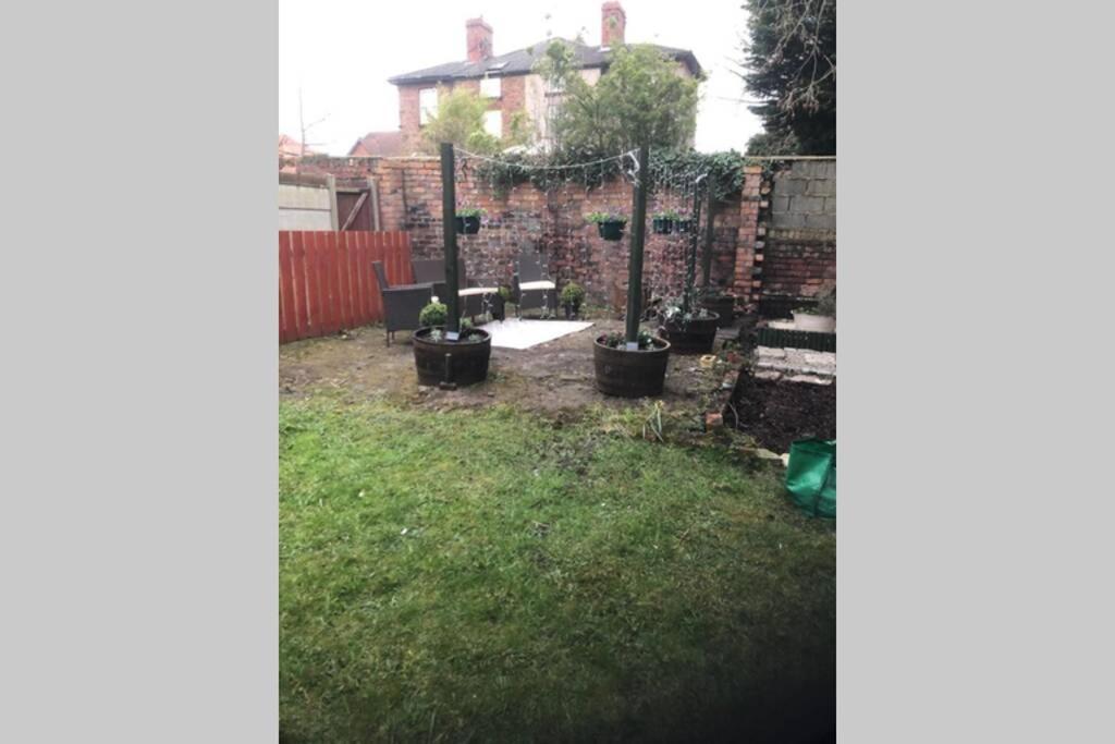 Stunning Bebington Maisonette - Large Private Drive And Entrance, Good Transport Links Екстериор снимка