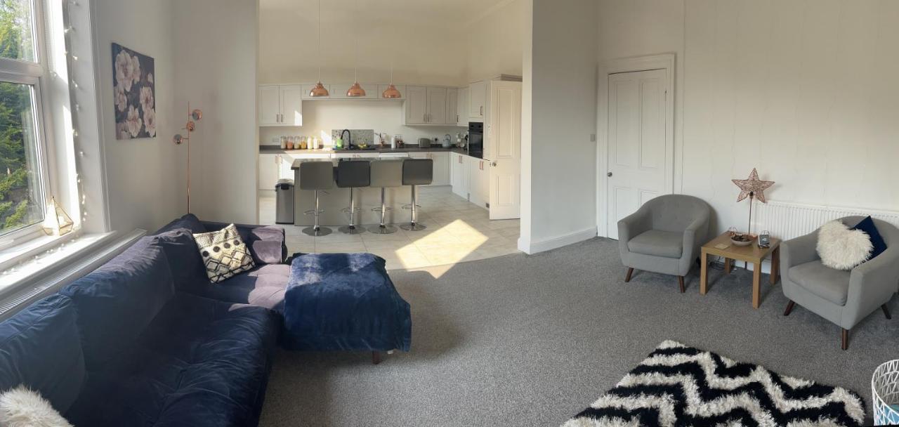 Stunning Bebington Maisonette - Large Private Drive And Entrance, Good Transport Links Екстериор снимка