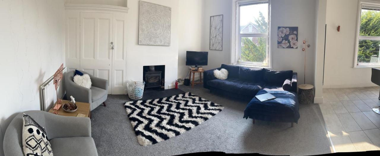Stunning Bebington Maisonette - Large Private Drive And Entrance, Good Transport Links Екстериор снимка