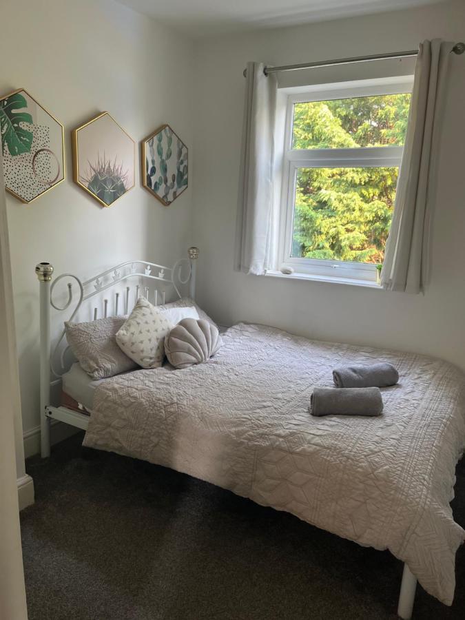 Stunning Bebington Maisonette - Large Private Drive And Entrance, Good Transport Links Екстериор снимка