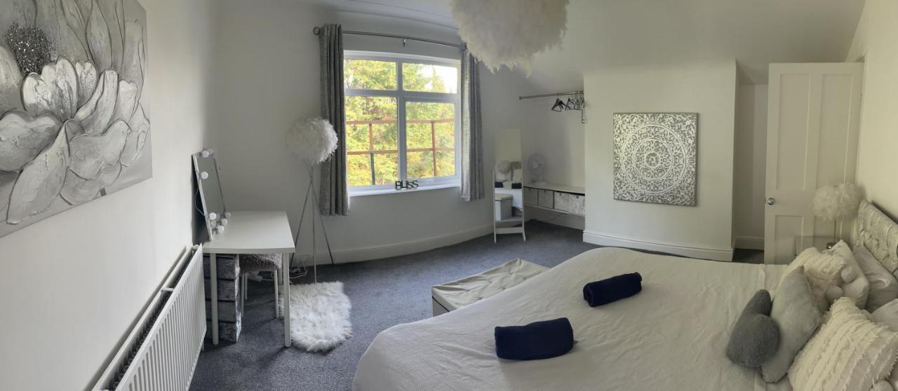 Stunning Bebington Maisonette - Large Private Drive And Entrance, Good Transport Links Екстериор снимка