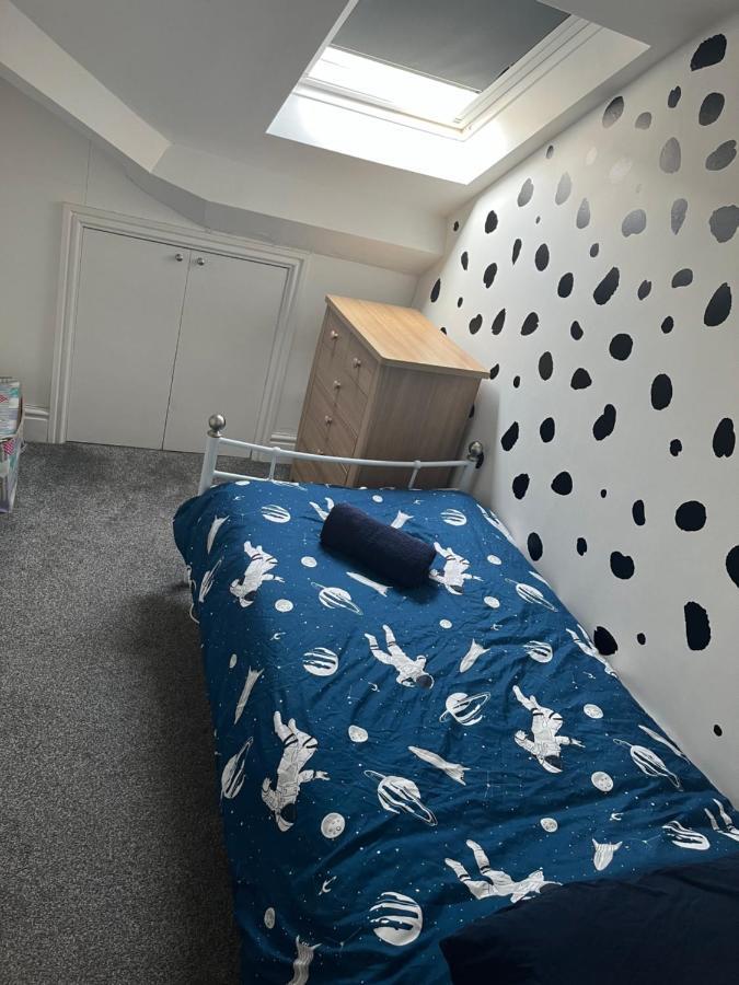 Stunning Bebington Maisonette - Large Private Drive And Entrance, Good Transport Links Екстериор снимка