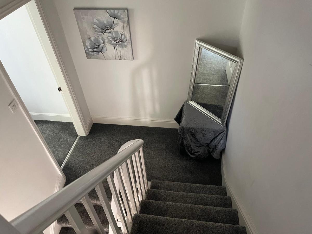 Stunning Bebington Maisonette - Large Private Drive And Entrance, Good Transport Links Екстериор снимка