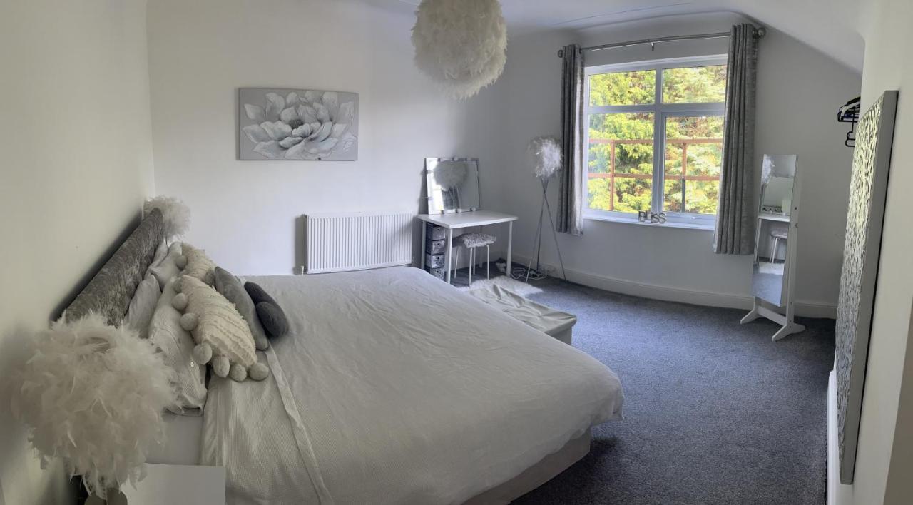 Stunning Bebington Maisonette - Large Private Drive And Entrance, Good Transport Links Екстериор снимка